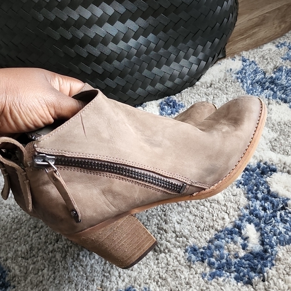 Dolce Vite ankle booties
